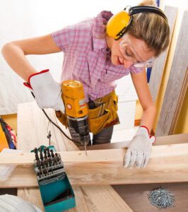 el taladro de batería se ha convertido en una herramienta indispensable para cualquier amante del DIY. Su versatilidad y facilidad de uso lo hacen perfecto para proyectos creativos, desde montar repisas hasta construir muebles desde cero, al puro estilo hazlo tú mismo.