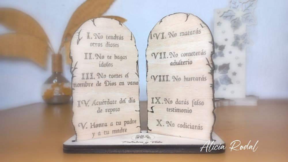 Hoy quiero compartir contigo el proceso completo de creación de un encargo muy especial: unas tablas de Moisés realizadas en madera, cuidadosamente trabajadas para simular la piedra, con los Diez Mandamientos grabados a láser y detalles personalizados según las indicaciones de una clienta apasionada del arte único.
