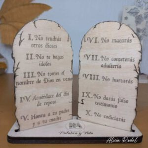 Hoy quiero compartir contigo el proceso completo de creación de un encargo muy especial: unas tablas de Moisés realizadas en madera, cuidadosamente trabajadas para simular la piedra, con los Diez Mandamientos grabados a láser y detalles personalizados según las indicaciones de una clienta apasionada del arte único.