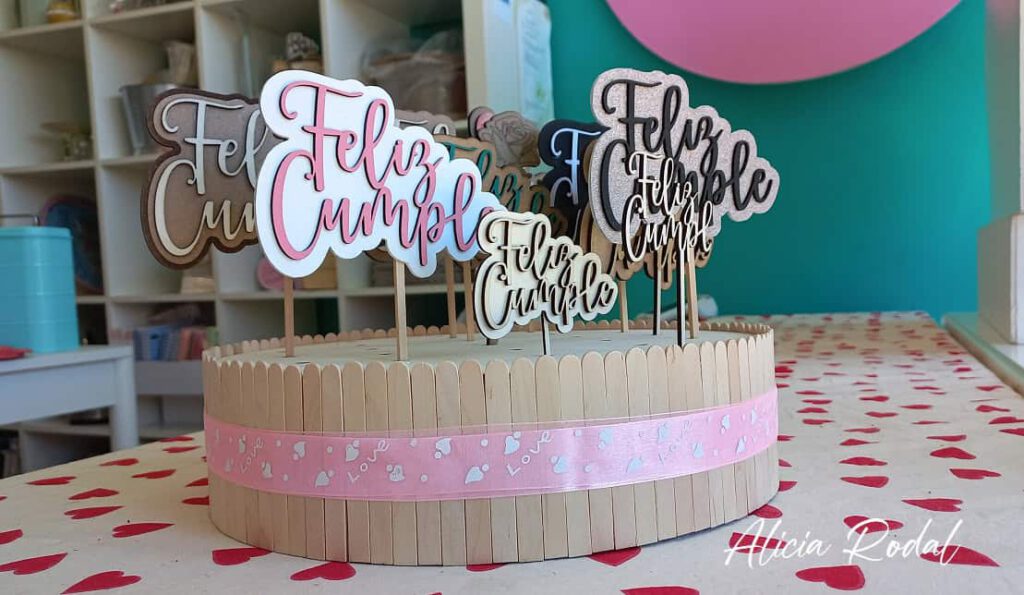 dos expositores personalizados para toppers de tartas, diseñados y fabricados artesanalmente en mi taller de Tenerife