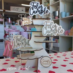 dos expositores personalizados para toppers de tartas, diseñados y fabricados artesanalmente en mi taller de Tenerife