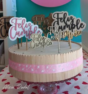 dos expositores personalizados para toppers de tartas, diseñados y fabricados artesanalmente en mi taller de Tenerife