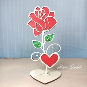 Soy una artista apasionada por transformar la madera en pequeños universos llenos de color, detalle y significado. Desde que tengo memoria, me ha fascinado dar vida a las ideas y convertirlas en objetos únicos que acompañen momentos especiales. Hoy quiero compartir con ustedes algunos de mis últimos trabajos y contarles cómo es el proceso que se esconde detrás de cada pieza personalizada.