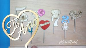 Soy una artista apasionada por transformar la madera en pequeños universos llenos de color, detalle y significado. Desde que tengo memoria, me ha fascinado dar vida a las ideas y convertirlas en objetos únicos que acompañen momentos especiales. Hoy quiero compartir con ustedes algunos de mis últimos trabajos y contarles cómo es el proceso que se esconde detrás de cada pieza personalizada.