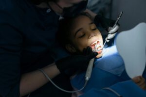 Muchos padres en Pachuca esperan demasiado antes de llevar a sus hijos al dentista. A veces por falta de tiempo, otras por pensar que los dientes de leche no requieren tanta atención. Sin embargo, una buena base desde pequeños evita problemas mayores en el futuro.