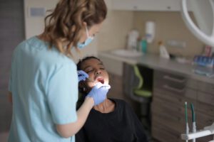 Muchos padres en Pachuca esperan demasiado antes de llevar a sus hijos al dentista. A veces por falta de tiempo, otras por pensar que los dientes de leche no requieren tanta atención. Sin embargo, una buena base desde pequeños evita problemas mayores en el futuro.
