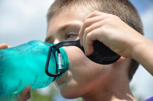 El verano trae consigo días de sol y descanso, pero también desafíos significativos para la salud, especialmente cuando las temperaturas alcanzan niveles extremos. Las olas de calor no son solo una incomodidad climática; representan un riesgo biológico real para los grupos más frágiles de nuestra sociedad.
