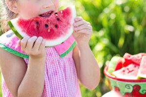 El verano trae consigo días de sol y descanso, pero también desafíos significativos para la salud, especialmente cuando las temperaturas alcanzan niveles extremos. Las olas de calor no son solo una incomodidad climática; representan un riesgo biológico real para los grupos más frágiles de nuestra sociedad.