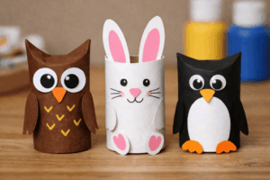 manualidades con material reciclado para niños, organizadas por edad para que cada pequeño disfrute el proceso a su ritmo. Y sí, hablamos de cartones, rollos de papel, botellas y calcetines sin par… eso que ya tienes en casa y está a punto de ir a la basura.