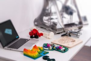 El mundo del hazlo tú mismo o DIY está viviendo una auténtica transformación gracias a la tecnología. Si eres un apasionado de la artesanía, seguro que siempre buscas formas innovadoras de dar vida a tus ideas. En este sentido, la combinación del reciclaje creativo con el uso de las impresoras 3D abre un universo infinito de posibilidades. Lejos de ser herramientas exclusivas para ingenieros, estos dispositivos se han convertido en los mejores aliados de los creadores manuales.