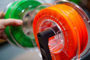 El mundo del hazlo tú mismo o DIY está viviendo una auténtica transformación gracias a la tecnología. Si eres un apasionado de la artesanía, seguro que siempre buscas formas innovadoras de dar vida a tus ideas. En este sentido, la combinación del reciclaje creativo con el uso de las impresoras 3D abre un universo infinito de posibilidades. Lejos de ser herramientas exclusivas para ingenieros, estos dispositivos se han convertido en los mejores aliados de los creadores manuales.