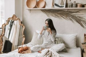 Diseñar el santuario perfecto en el hogar se ha convertido en la máxima prioridad de diseño interior, empezando por la elección del tipo de colchón, los materiales de los muebles y los textiles, para quienes buscan espacios que promuevan la desconexión tecnológica y el bienestar mental.