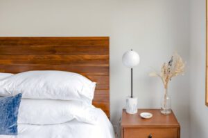 Diseñar el santuario perfecto en el hogar se ha convertido en la máxima prioridad de diseño interior, empezando por la elección del tipo de colchón, los materiales de los muebles y los textiles, para quienes buscan espacios que promuevan la desconexión tecnológica y el bienestar mental.
