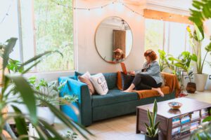 Encontrar los muebles perfectos para tu hogar no es solo una cuestión de estética, sino el reflejo de un estilo de vida consciente y equilibrado en pleno año 2026. Si estás leyendo esto, probablemente eres el alma de tu casa, esa mujer todoterreno que busca transformar el salón o el recibidor en un santuario de paz para su familia, sin renunciar al diseño contemporáneo ni al respeto por el planeta.