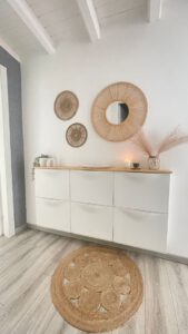 Encontrar los muebles perfectos para tu hogar no es solo una cuestión de estética, sino el reflejo de un estilo de vida consciente y equilibrado en pleno año 2026. Si estás leyendo esto, probablemente eres el alma de tu casa, esa mujer todoterreno que busca transformar el salón o el recibidor en un santuario de paz para su familia, sin renunciar al diseño contemporáneo ni al respeto por el planeta.