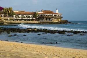 Para una semana de invierno al sol desde Alemania, Cabo Verde suele funcionar mejor si buscas una escapada de playa directa, con resorts, arena, viento y la posibilidad de salir de la finca para ver una isla árida y abierta. Las Maldivas encajan mejor cuando la isla-resort, el arrecife, el agua y el descanso dentro de un entorno muy concentrado son el propio objetivo del viaje.