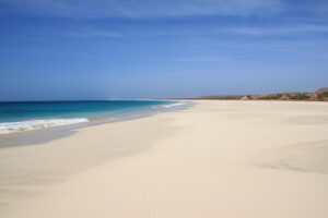 Para una semana de invierno al sol desde Alemania, Cabo Verde suele funcionar mejor si buscas una escapada de playa directa, con resorts, arena, viento y la posibilidad de salir de la finca para ver una isla árida y abierta. Las Maldivas encajan mejor cuando la isla-resort, el arrecife, el agua y el descanso dentro de un entorno muy concentrado son el propio objetivo del viaje.